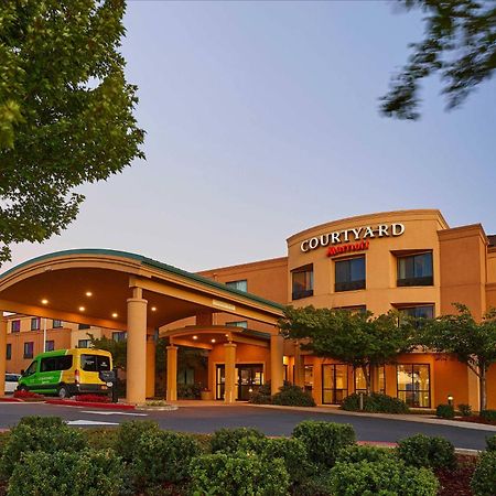 Courtyard Medford Airport Hotel Екстериор снимка