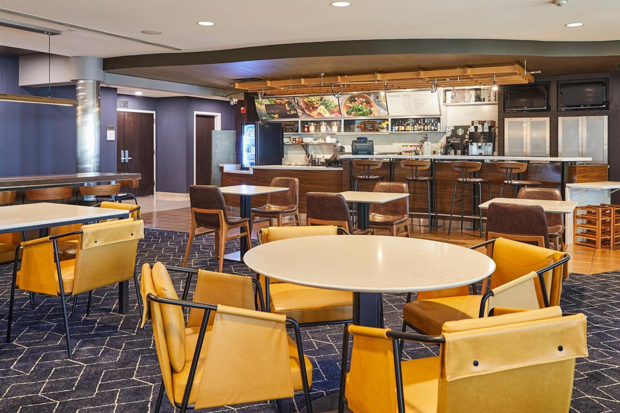 Courtyard Medford Airport Hotel Екстериор снимка