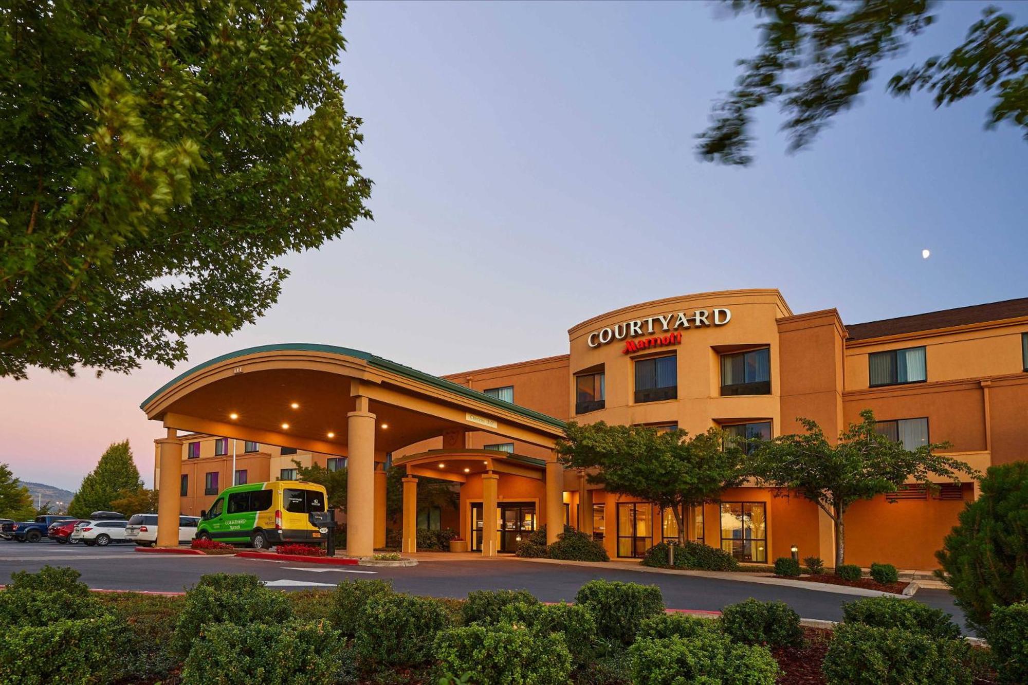 Courtyard Medford Airport Hotel Екстериор снимка
