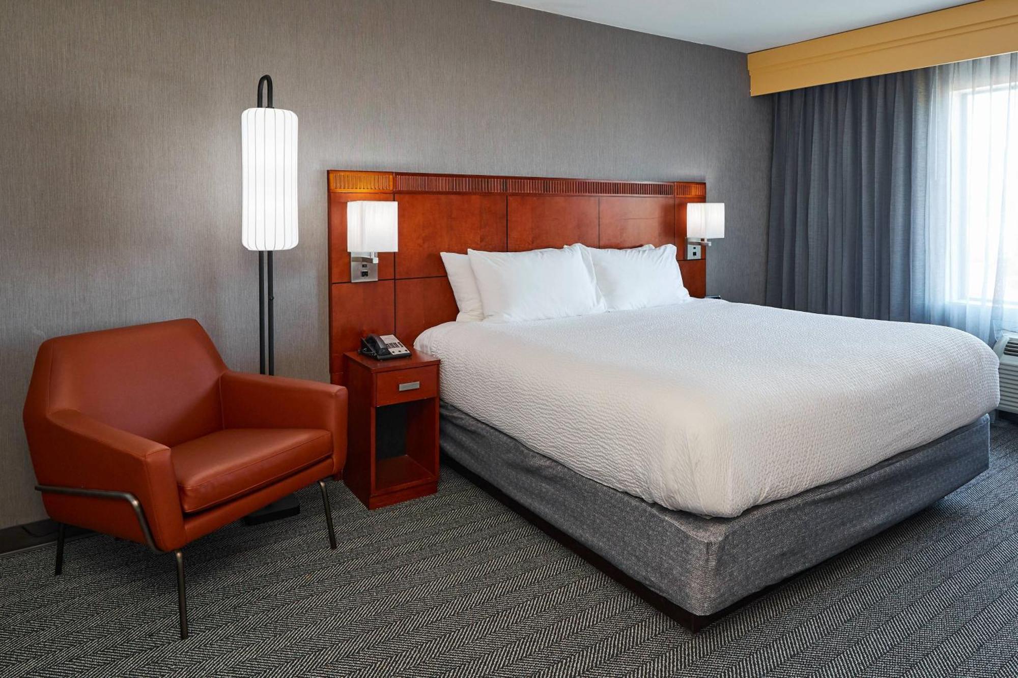 Courtyard Medford Airport Hotel Екстериор снимка