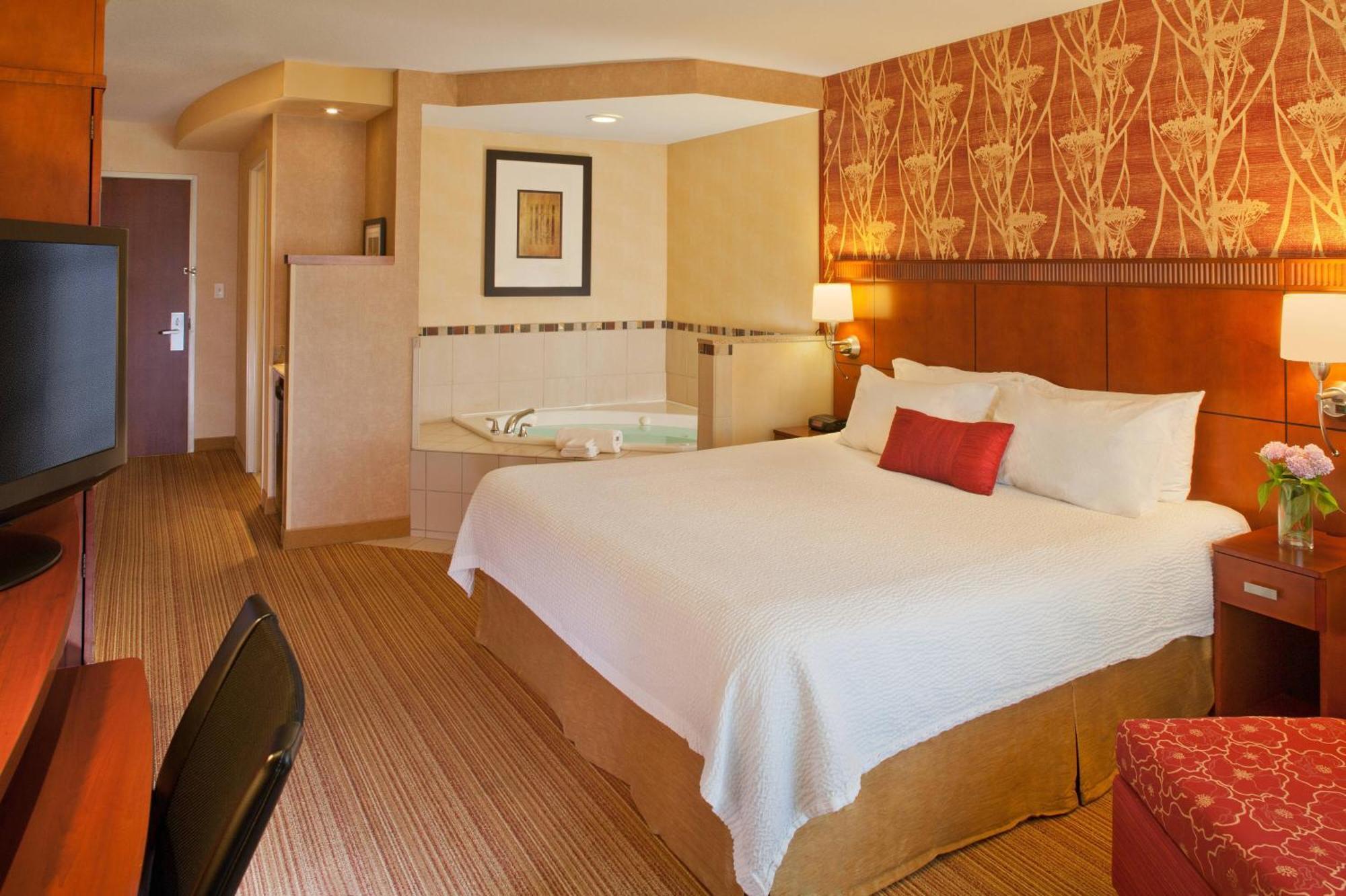Courtyard Medford Airport Hotel Екстериор снимка