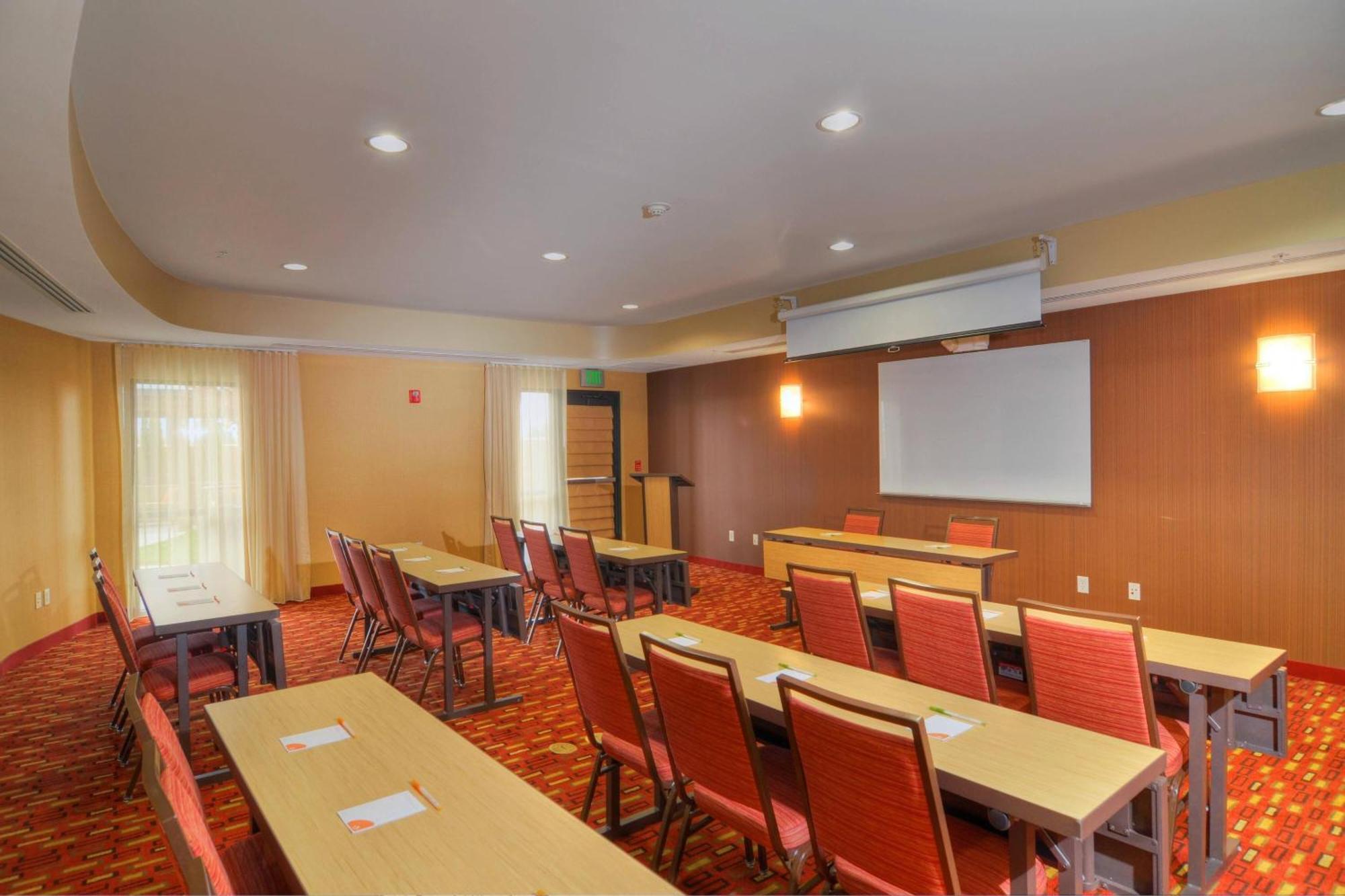 Courtyard Medford Airport Hotel Екстериор снимка