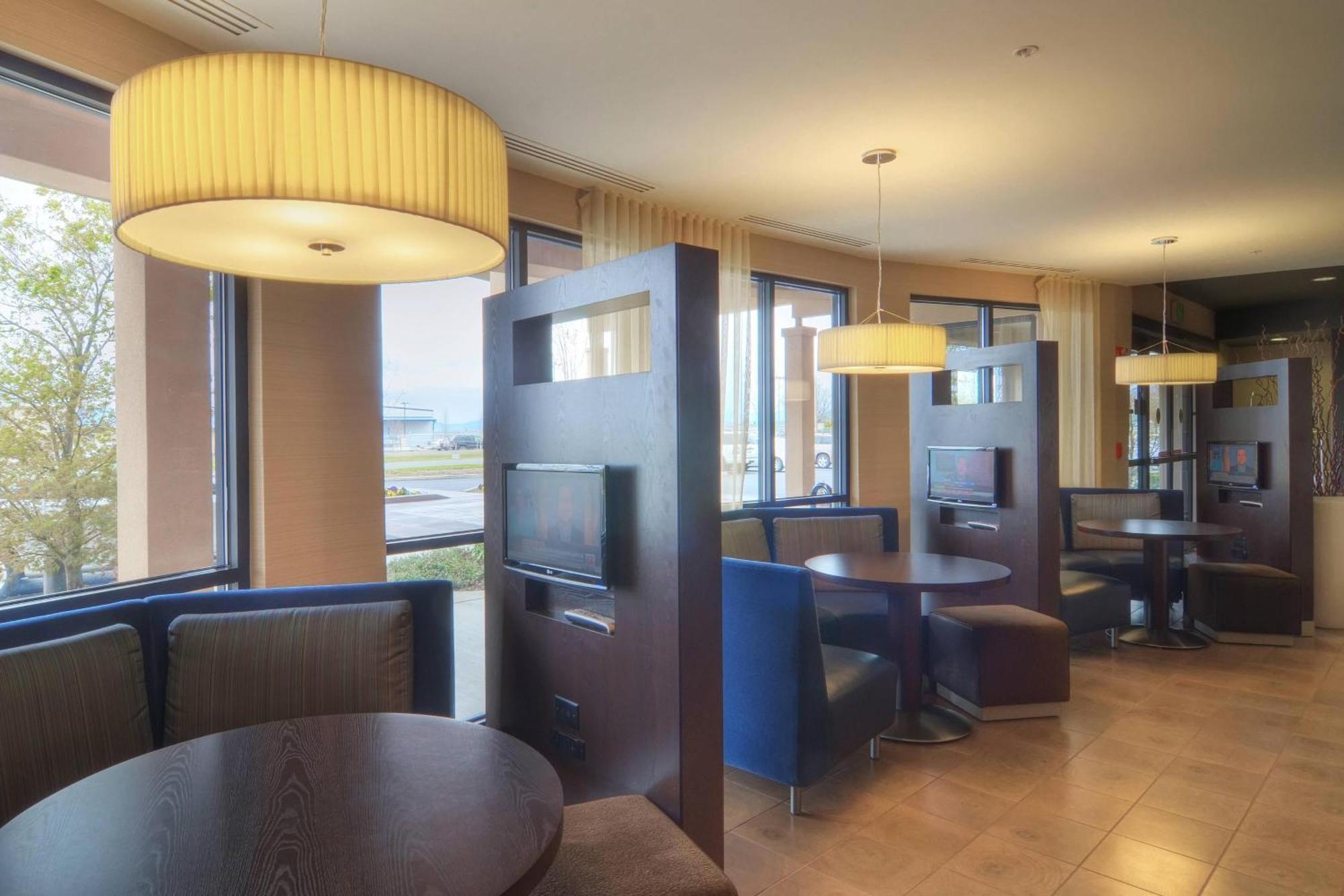 Courtyard Medford Airport Hotel Екстериор снимка