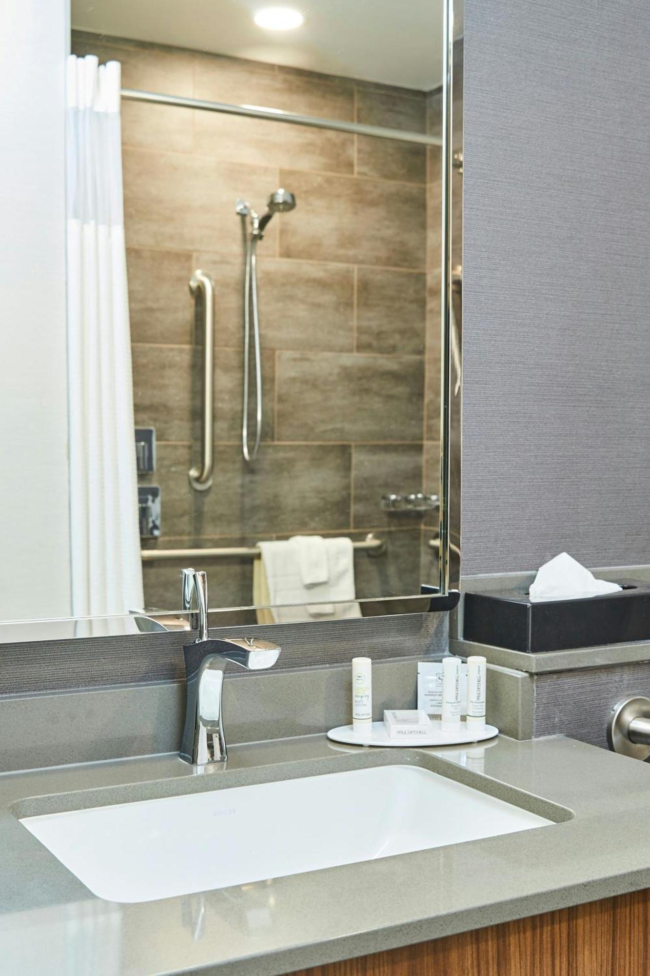 Courtyard Medford Airport Hotel Екстериор снимка