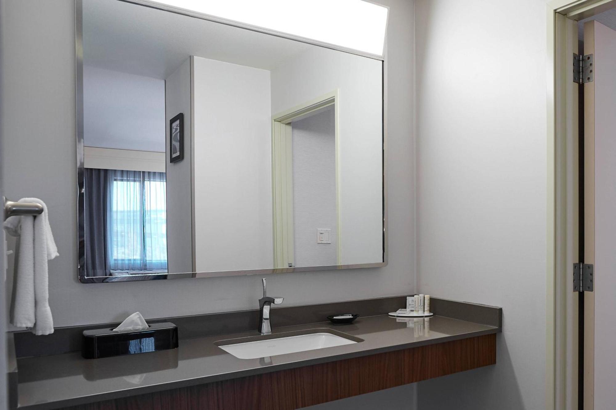 Courtyard Medford Airport Hotel Екстериор снимка