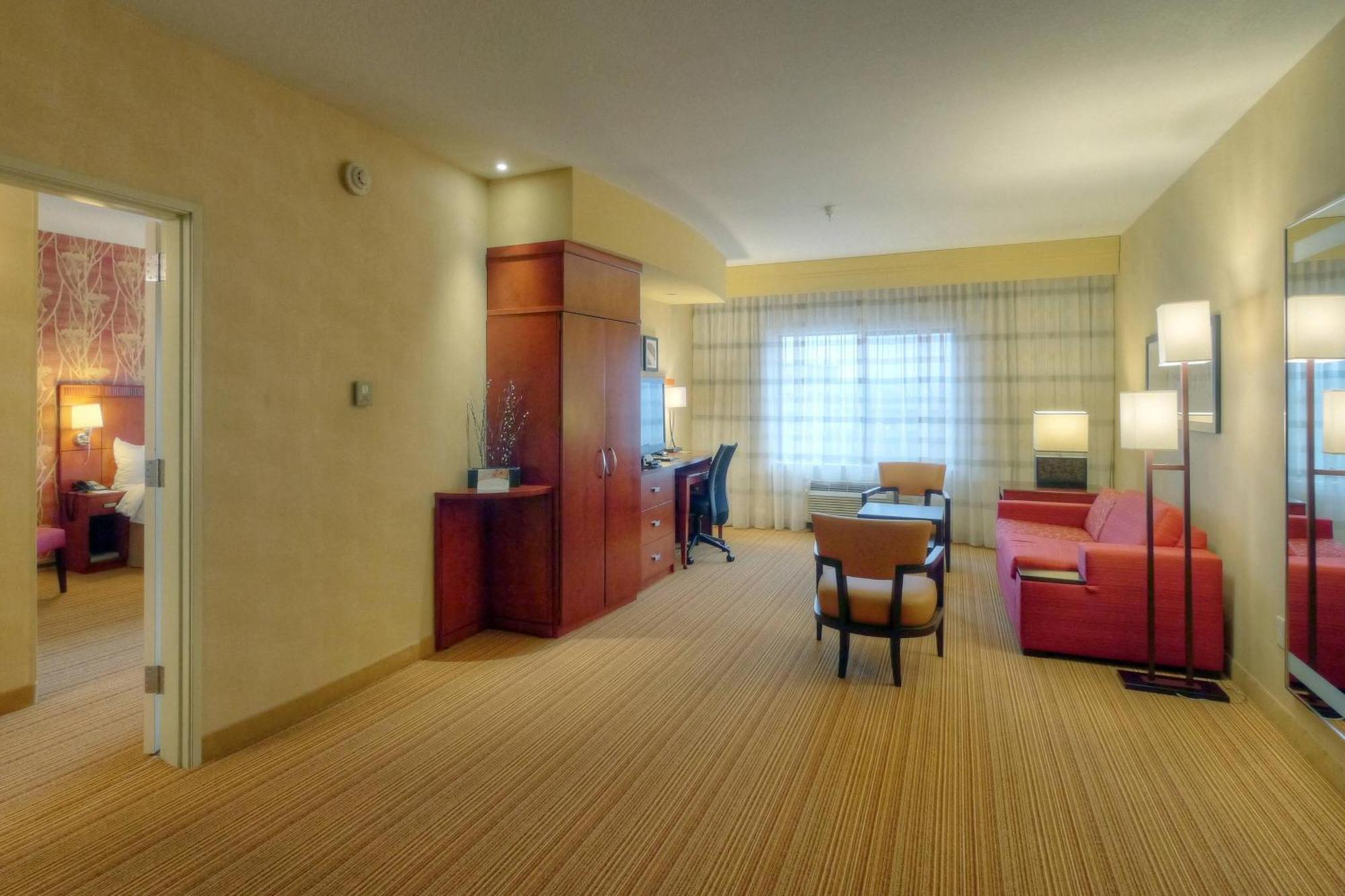 Courtyard Medford Airport Hotel Екстериор снимка