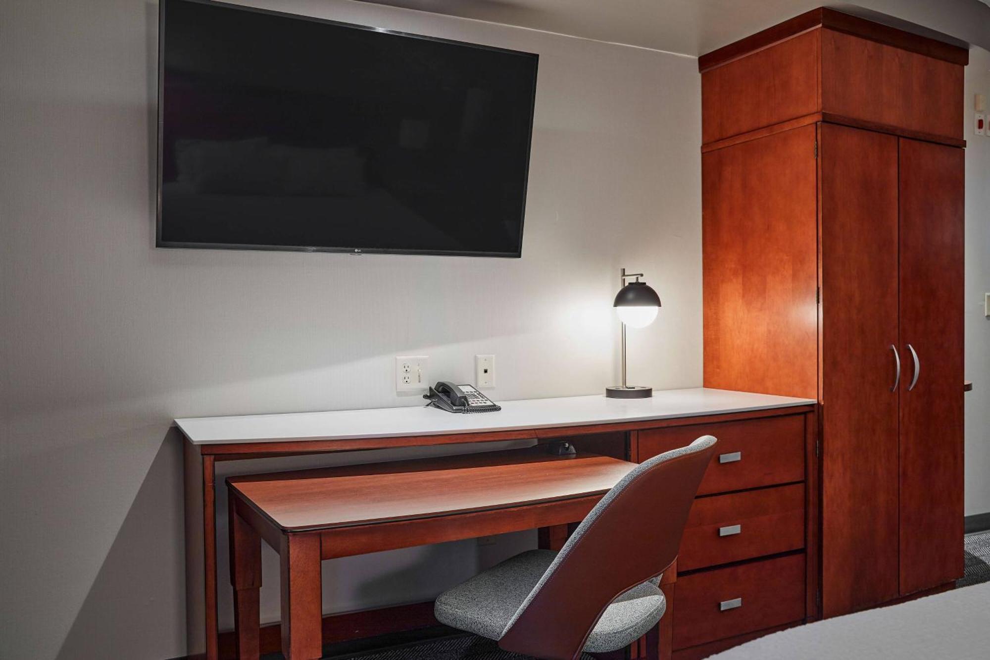 Courtyard Medford Airport Hotel Екстериор снимка