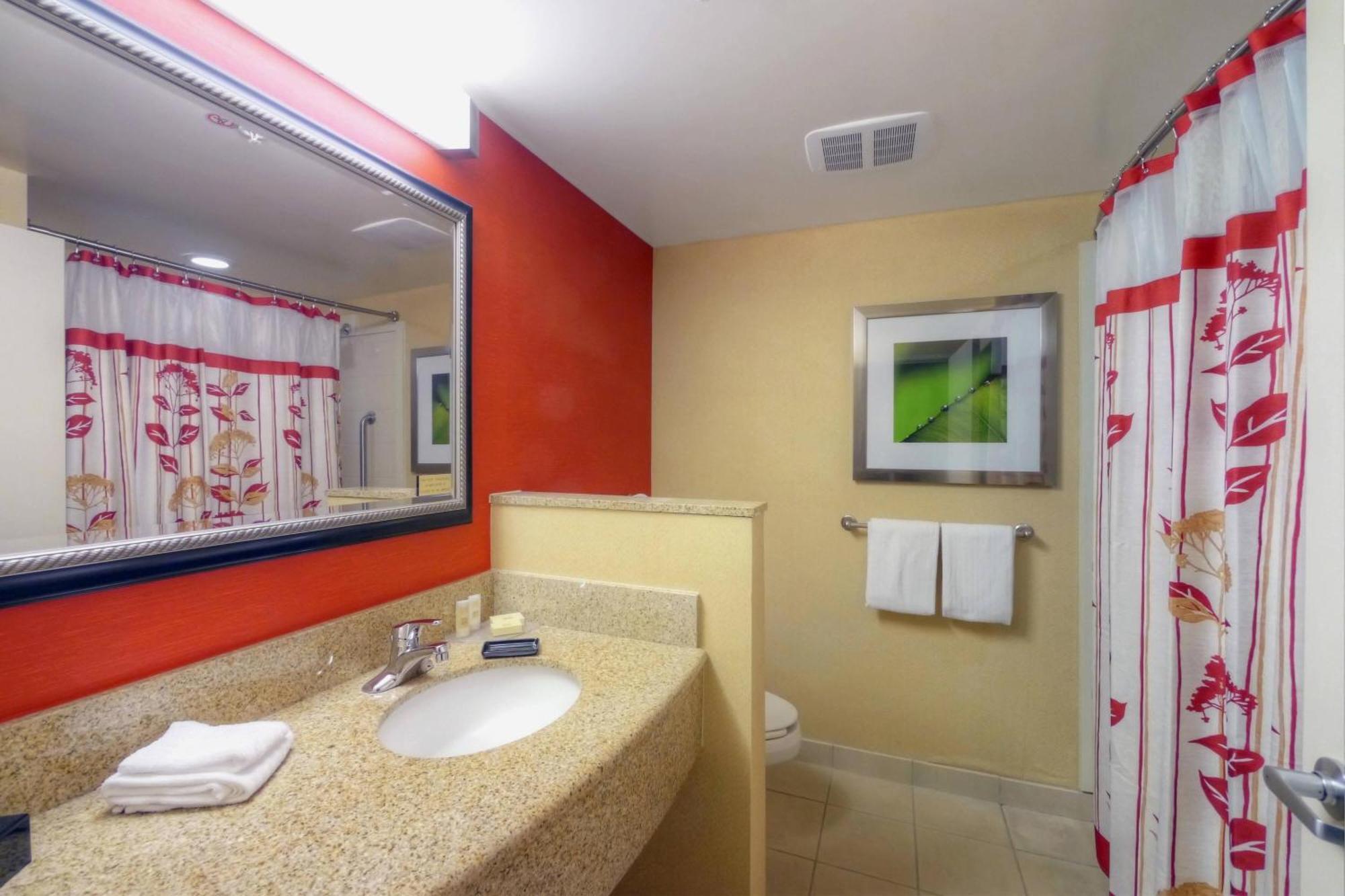 Courtyard Medford Airport Hotel Екстериор снимка