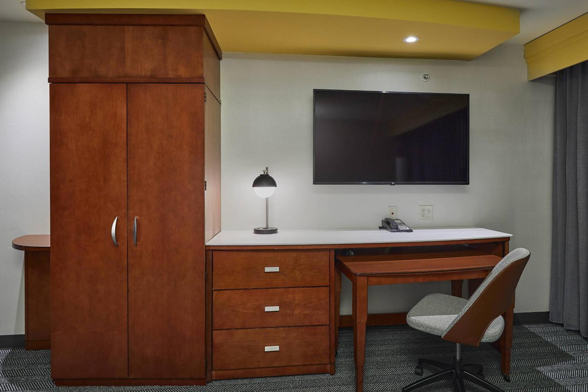 Courtyard Medford Airport Hotel Екстериор снимка