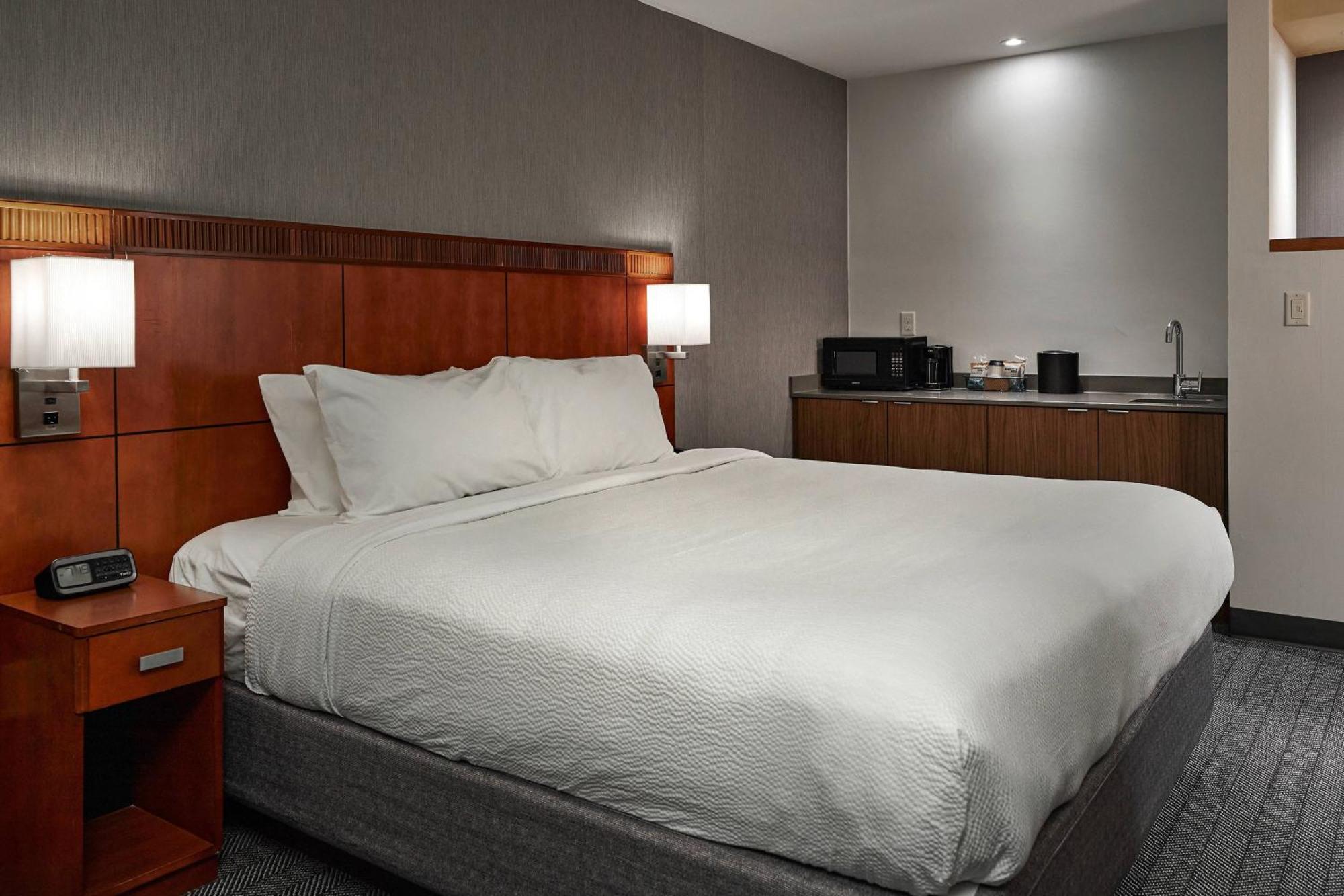 Courtyard Medford Airport Hotel Екстериор снимка