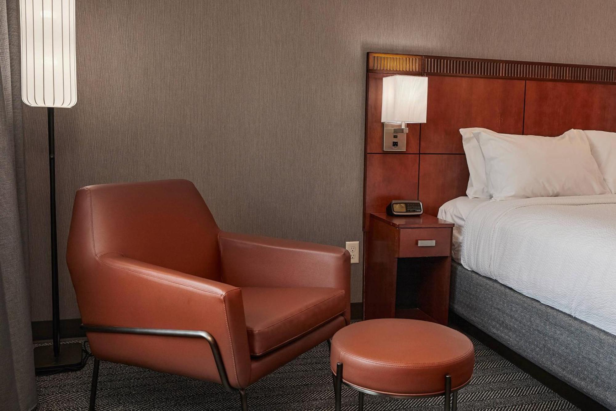 Courtyard Medford Airport Hotel Екстериор снимка