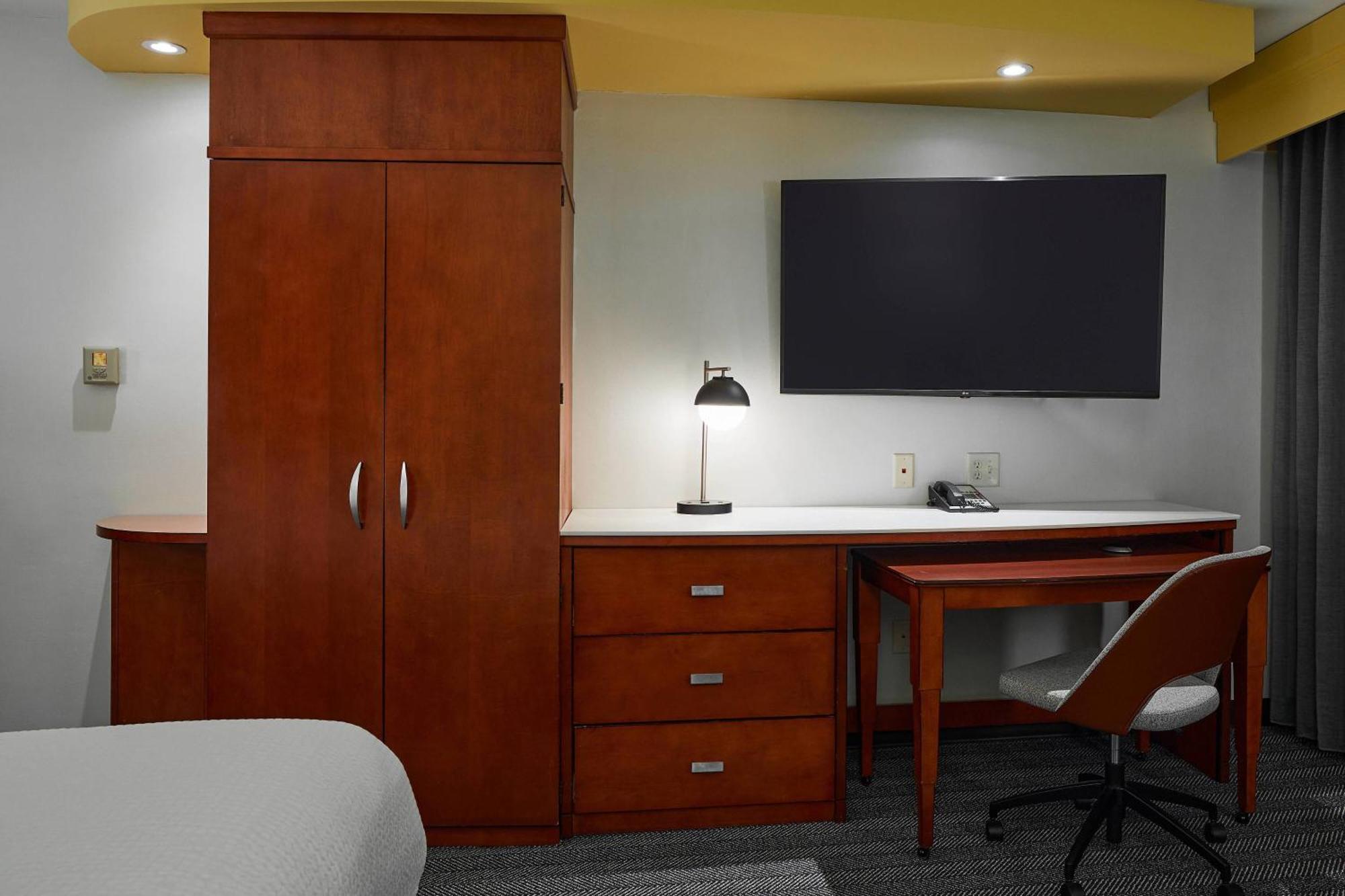 Courtyard Medford Airport Hotel Екстериор снимка