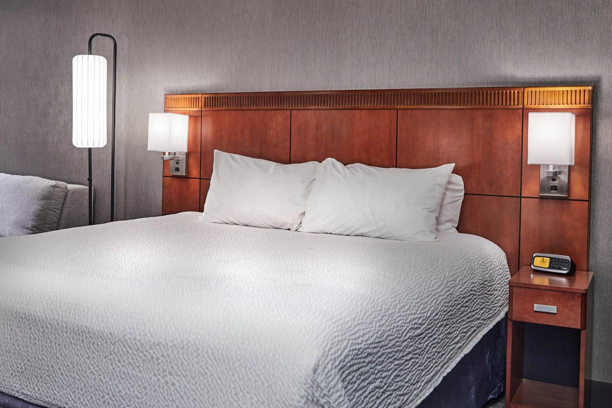 Courtyard Medford Airport Hotel Екстериор снимка