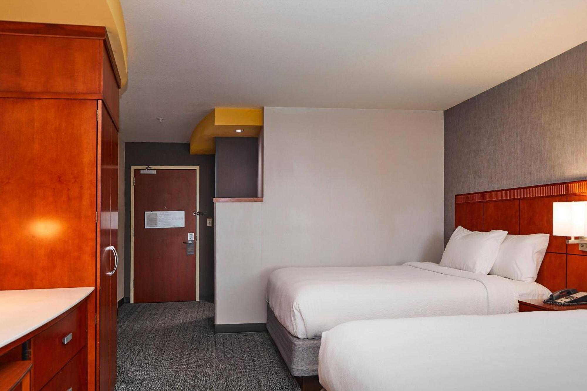 Courtyard Medford Airport Hotel Екстериор снимка