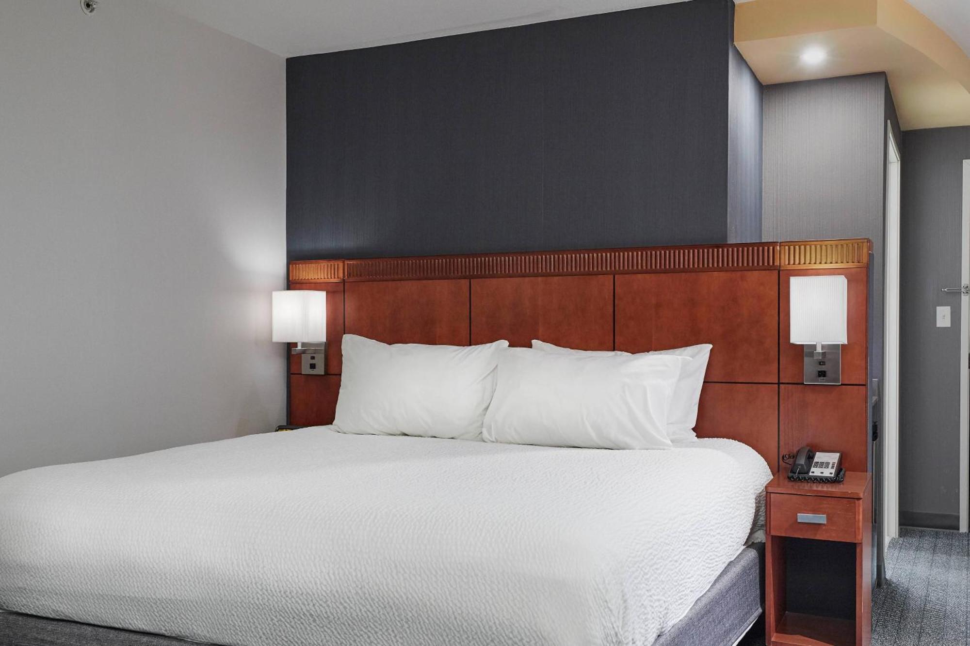 Courtyard Medford Airport Hotel Екстериор снимка