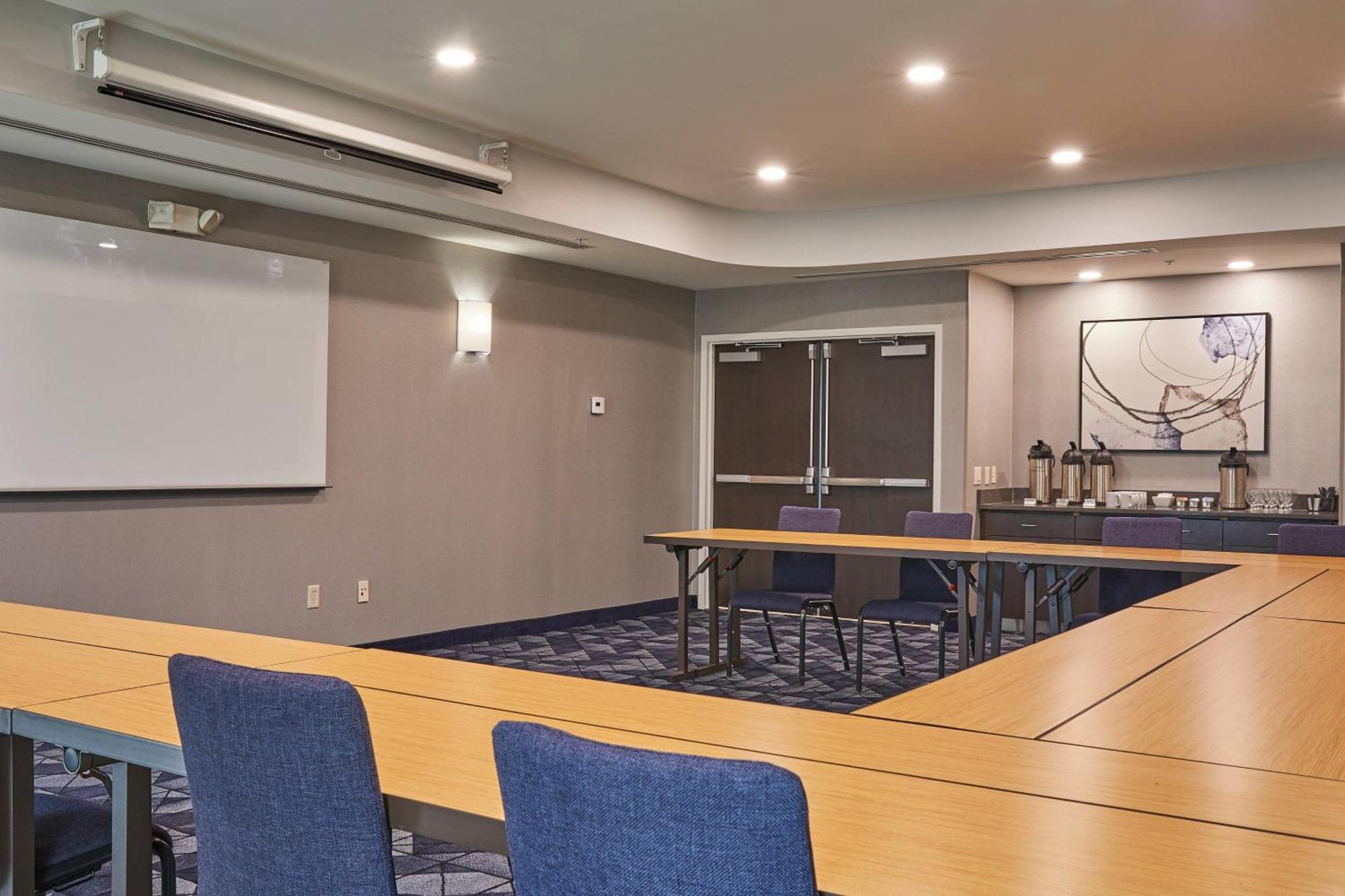 Courtyard Medford Airport Hotel Екстериор снимка