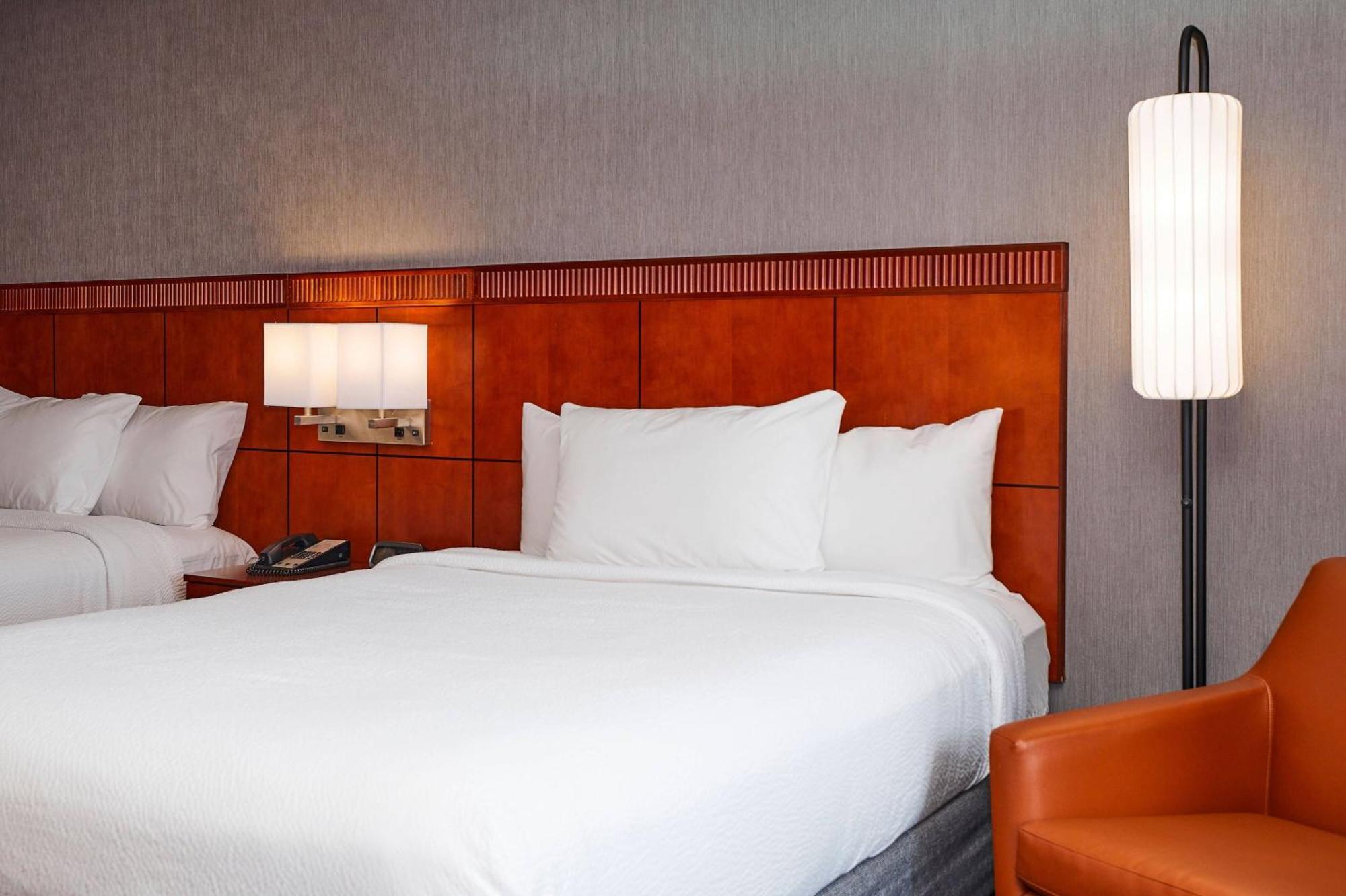 Courtyard Medford Airport Hotel Екстериор снимка