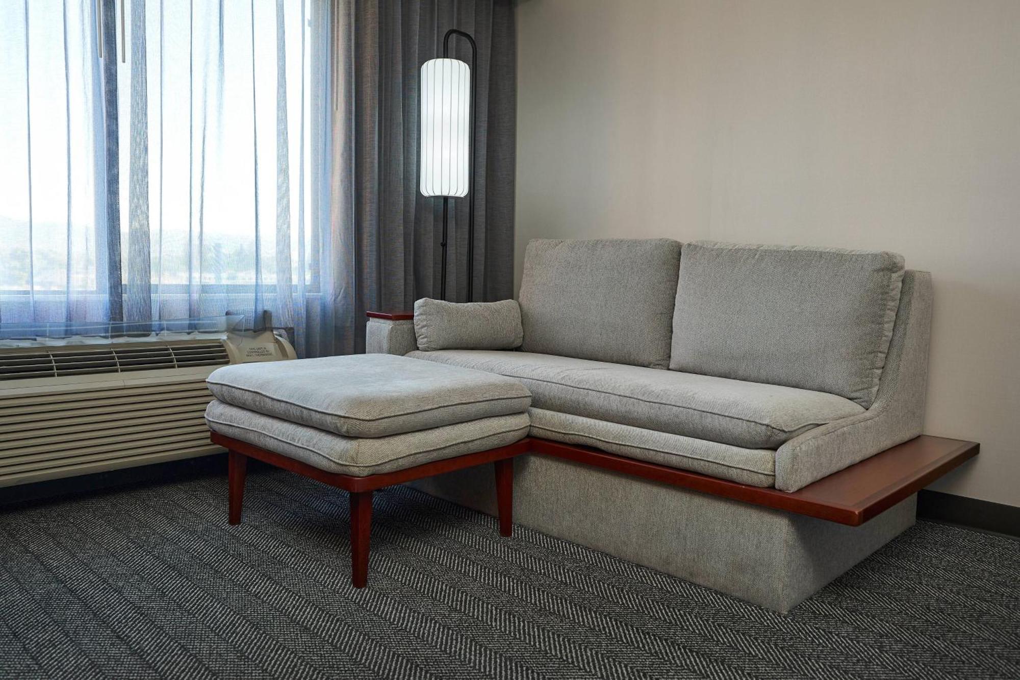 Courtyard Medford Airport Hotel Екстериор снимка