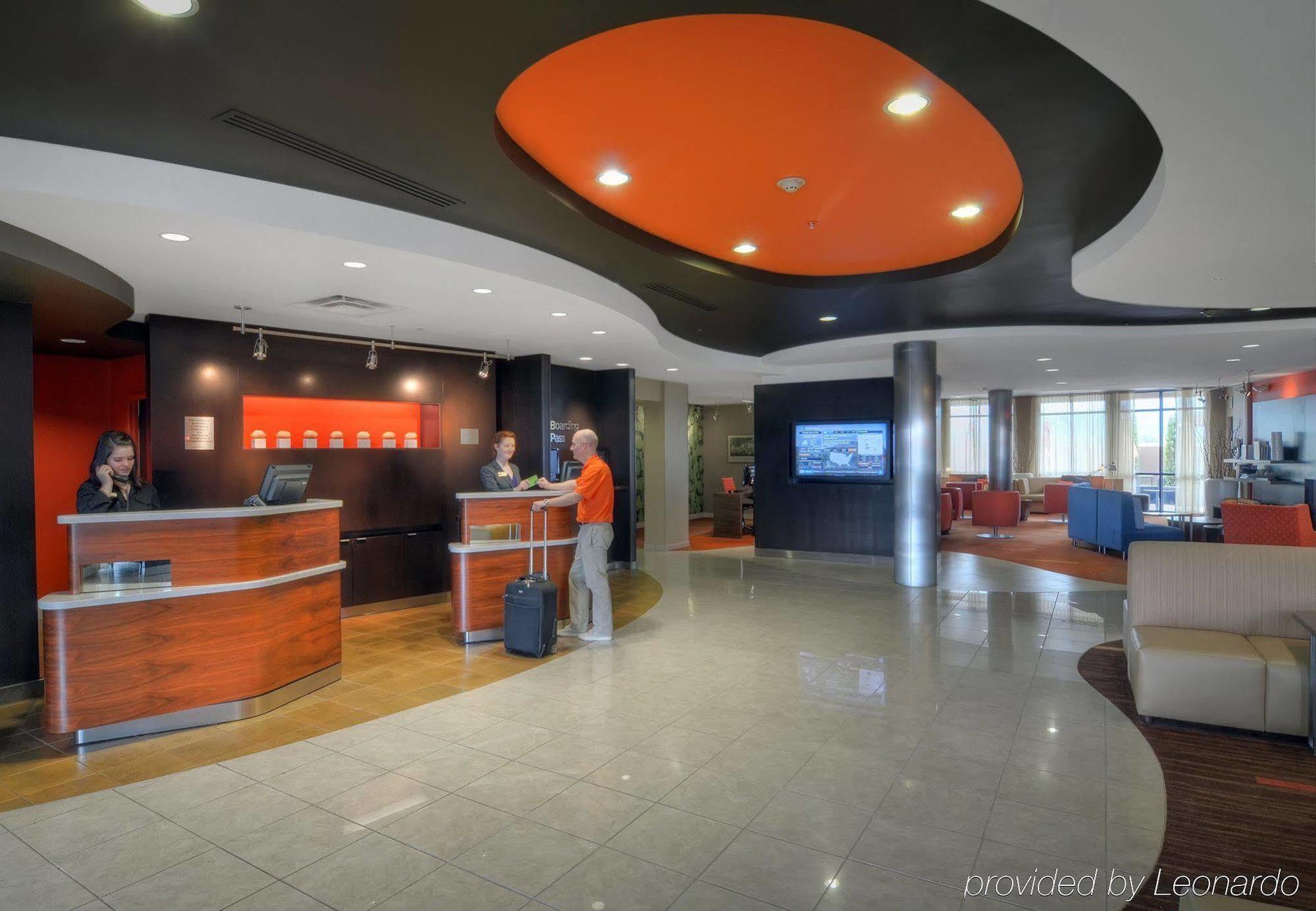 Courtyard Medford Airport Hotel Екстериор снимка