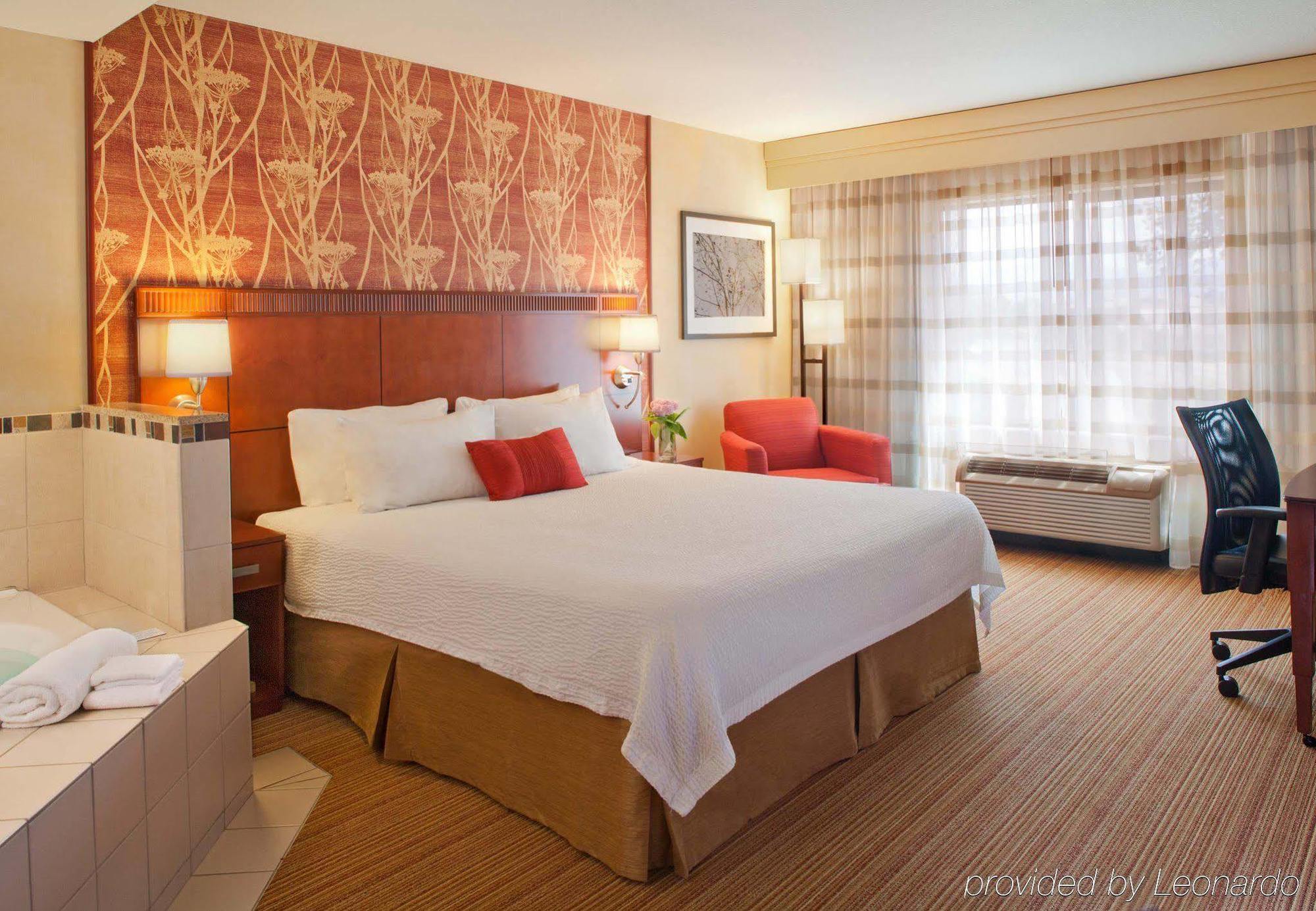 Courtyard Medford Airport Hotel Екстериор снимка