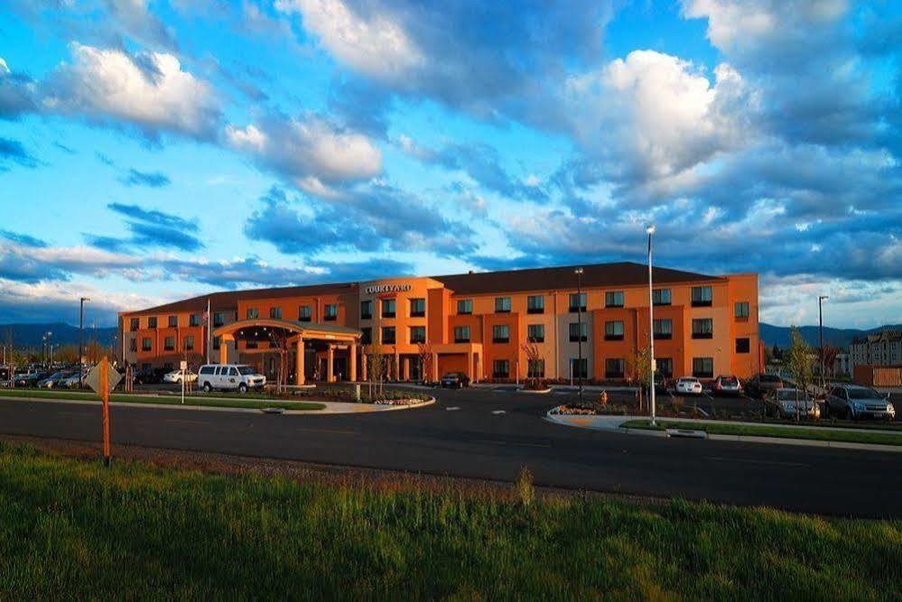 Courtyard Medford Airport Hotel Екстериор снимка