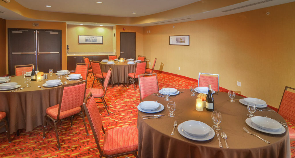 Courtyard Medford Airport Hotel Екстериор снимка